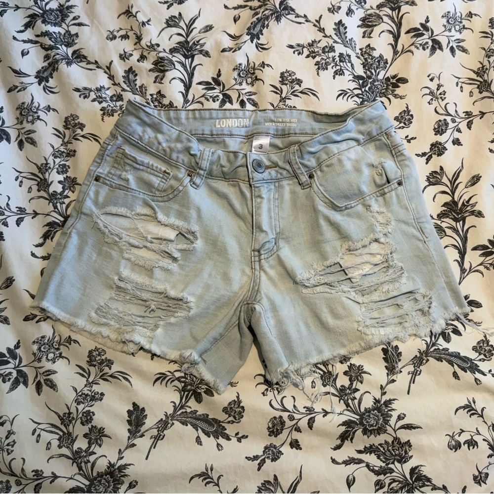 DISTRESSED STYLE JEAN SHORTS
